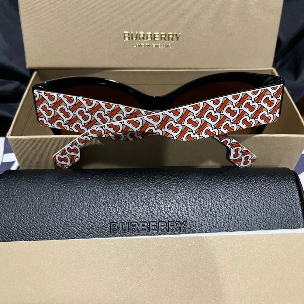 Burberry Sunglasses - Picture 9 of 9